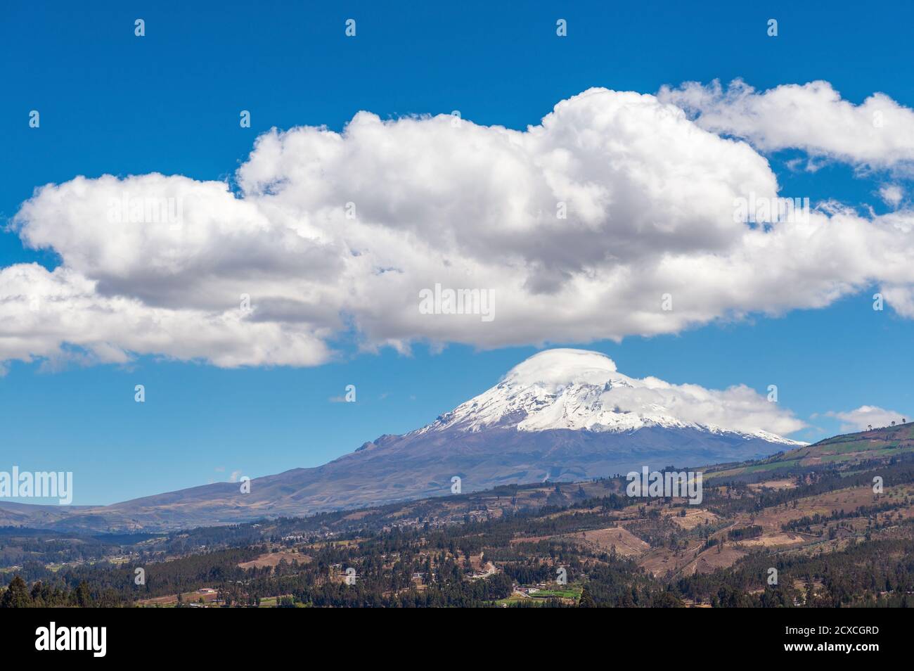 Il vulcano Chimborazo innevato picco durante il giorno, Riobamba, Ecuador. Foto Stock