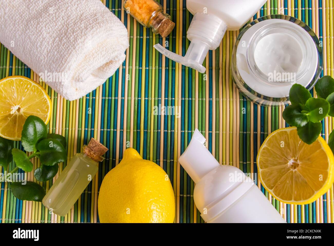 Cosmetici ecologici con olio di limone. Prodotti per trattamenti termali, relax e medicina alternativa. Posiziona per il testo Foto Stock
