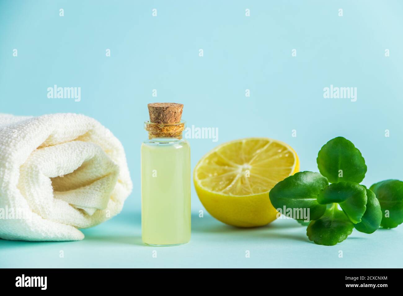 Cosmetici biologici con olio di limone. Prodotti Spa su sfondo blu. Posiziona per il testo. Foto Stock