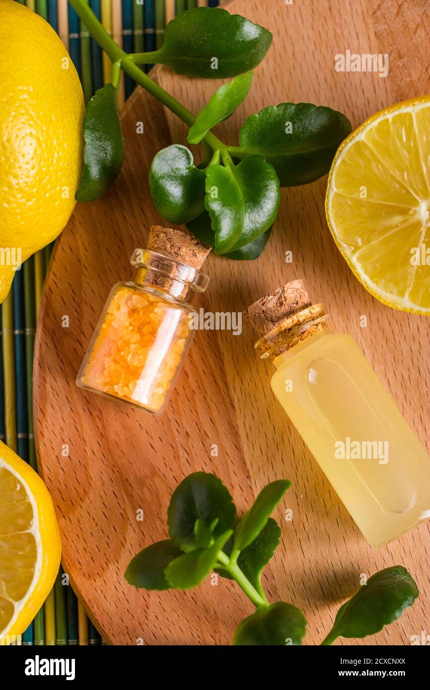 Cosmetici ecologici con olio di limone. Prodotti per trattamenti termali, relax e medicina alternativa. Foto Stock