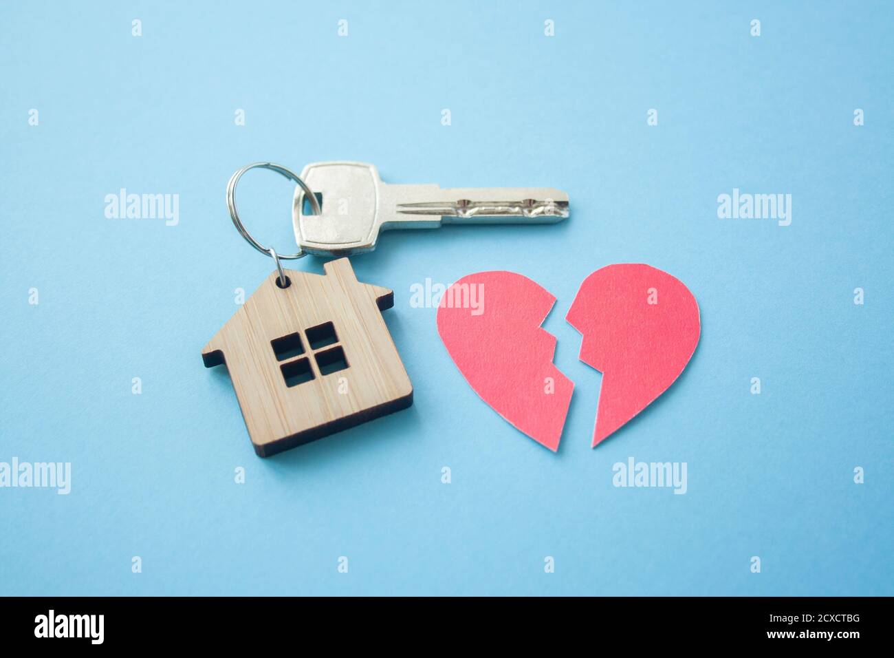 Disposizione portachiavi a forma di chiave e di casa . Foto Stock