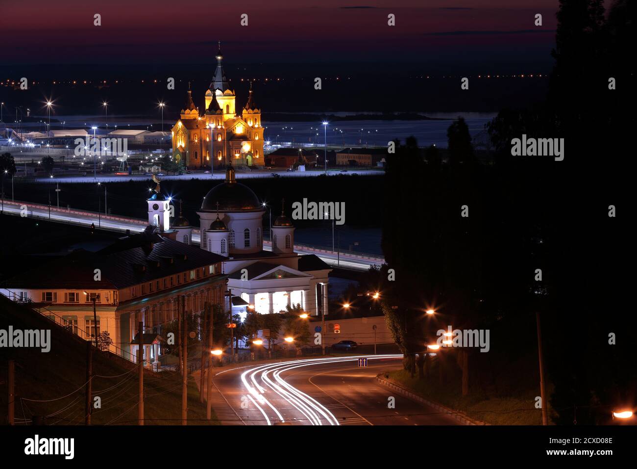Vista panoramica della Cappella di St Alexius, del Seminario Teologico Nizhny Novgorod e della Cattedrale Alexander Nevsky di notte. Foto a lunga esposizione Foto Stock