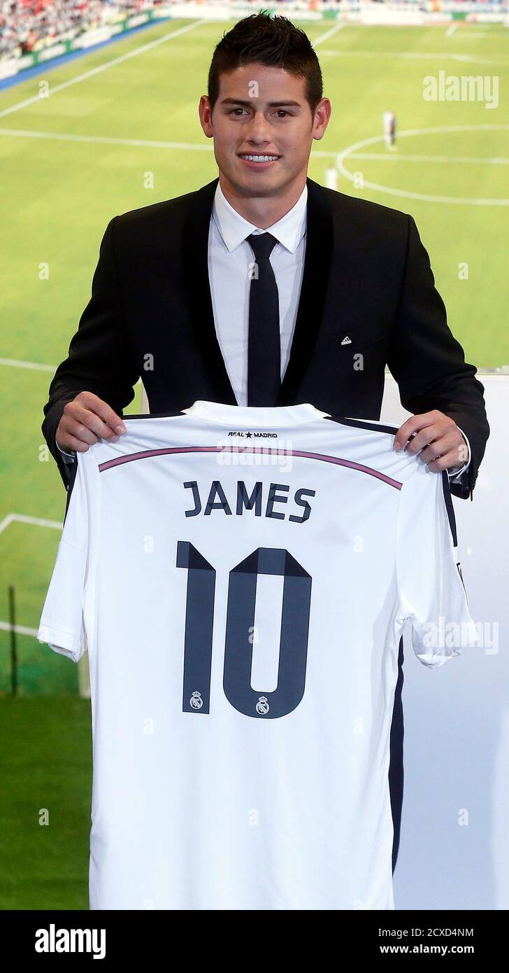 Il calciatore della Colombia James Rodriguez tiene in mano la sua nuova maglia  Real Madrid durante una presentazione allo stadio Santiago Bernabeu di  Madrid, il 22 luglio 2014. Il Real Madrid ha