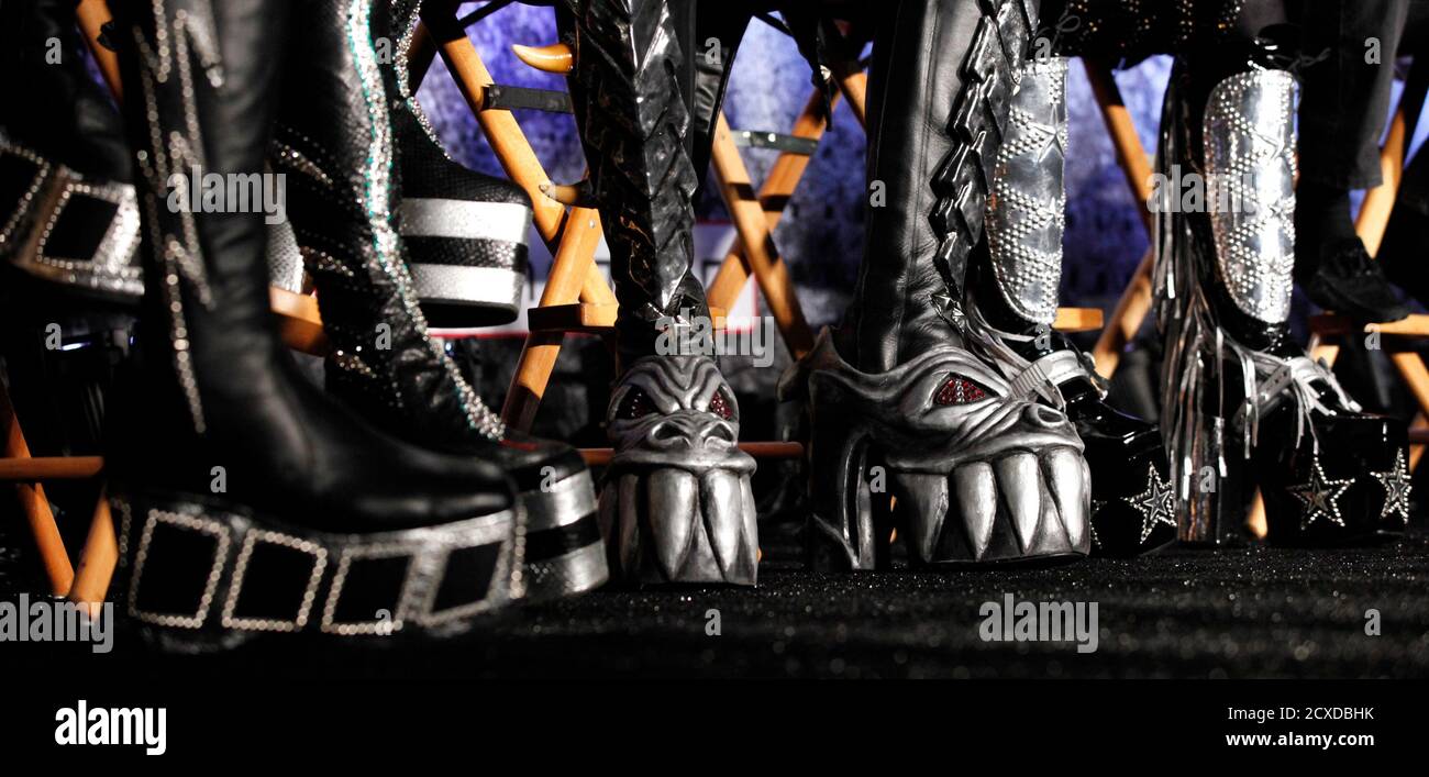 Le scarpe dei membri della rock band Kiss sono raffigurate in una  conferenza stampa per annunciare il 'Kiss, Motley Crue: The Tour' a  Hollywood, California, 20 marzo 2012. REUTERS/Mario Anzuoni (STATI UNITI -