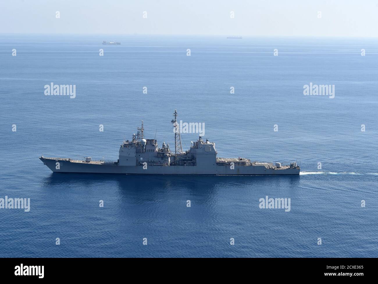 200826-N-IE405-4020 MAR MEDITERRANEO (AGO. 26, 2020) la nave da crociera missilistica guidata USS Philippine Sea (CG 58) di classe Ticonderoga naviga nel Mar Mediterraneo, 26 agosto 2020. Il Mare delle Filippine è attualmente dispiegato nell'area operativa della sesta flotta degli Stati Uniti a sostegno di alleati e partner regionali e degli interessi nazionali di sicurezza degli Stati Uniti in Europa e Africa. (STATI UNITI Navy foto da Mass Communication Specialist 2a Classe Indra Beaufort / rilasciato) Foto Stock