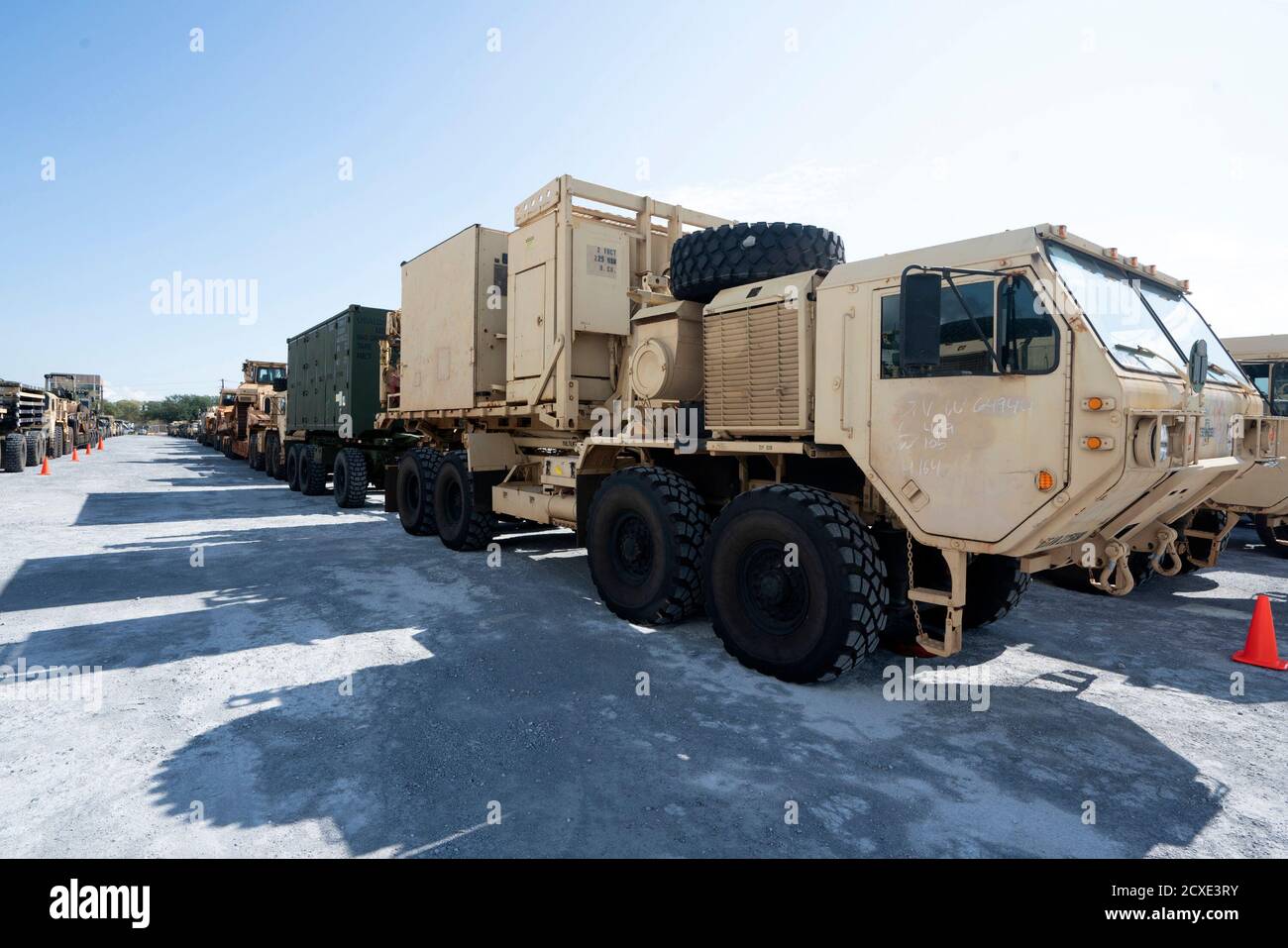 File di attrezzature militari si trovano in un'area di passaggio al porto di Port Arthur, Texas, 26 settembre 2020. Il 7° Transportation Brigade Expeditionary trasportò la seconda squadra di combattimento dell'esercito degli Stati Uniti, la 25a divisione di fanteria, le attrezzature fuori dalle grandi navi Roll-on/Roll-off di media velocità USNS Fisher e Brittin durante l'esercizio di preparazione congiunto 20. (Foto di Michelle Gigante) Foto Stock