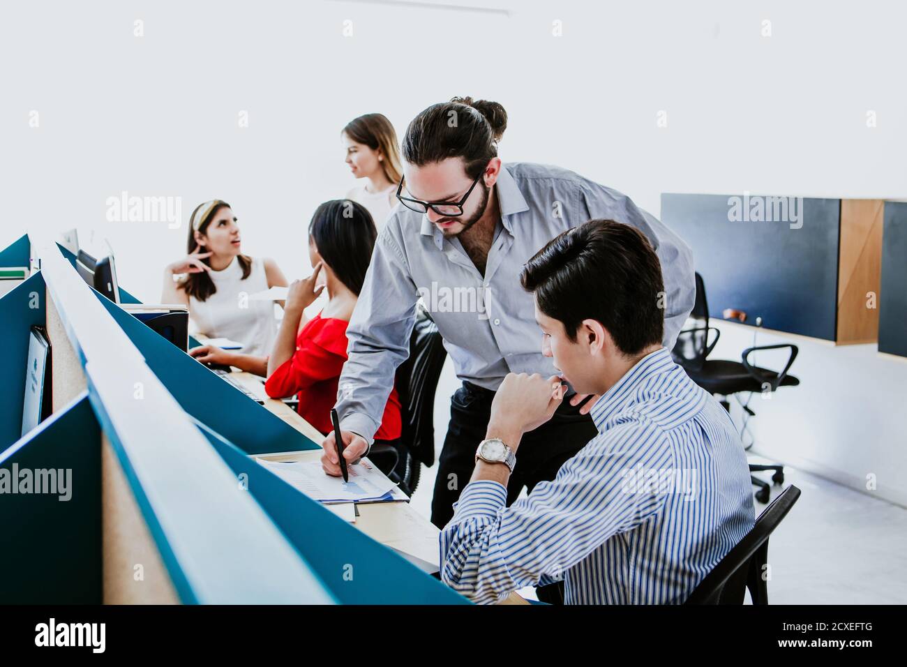 Persone latine o impiegati che usano il computer e discutono circa Business project.Teamwork Concept in America Latina Foto Stock