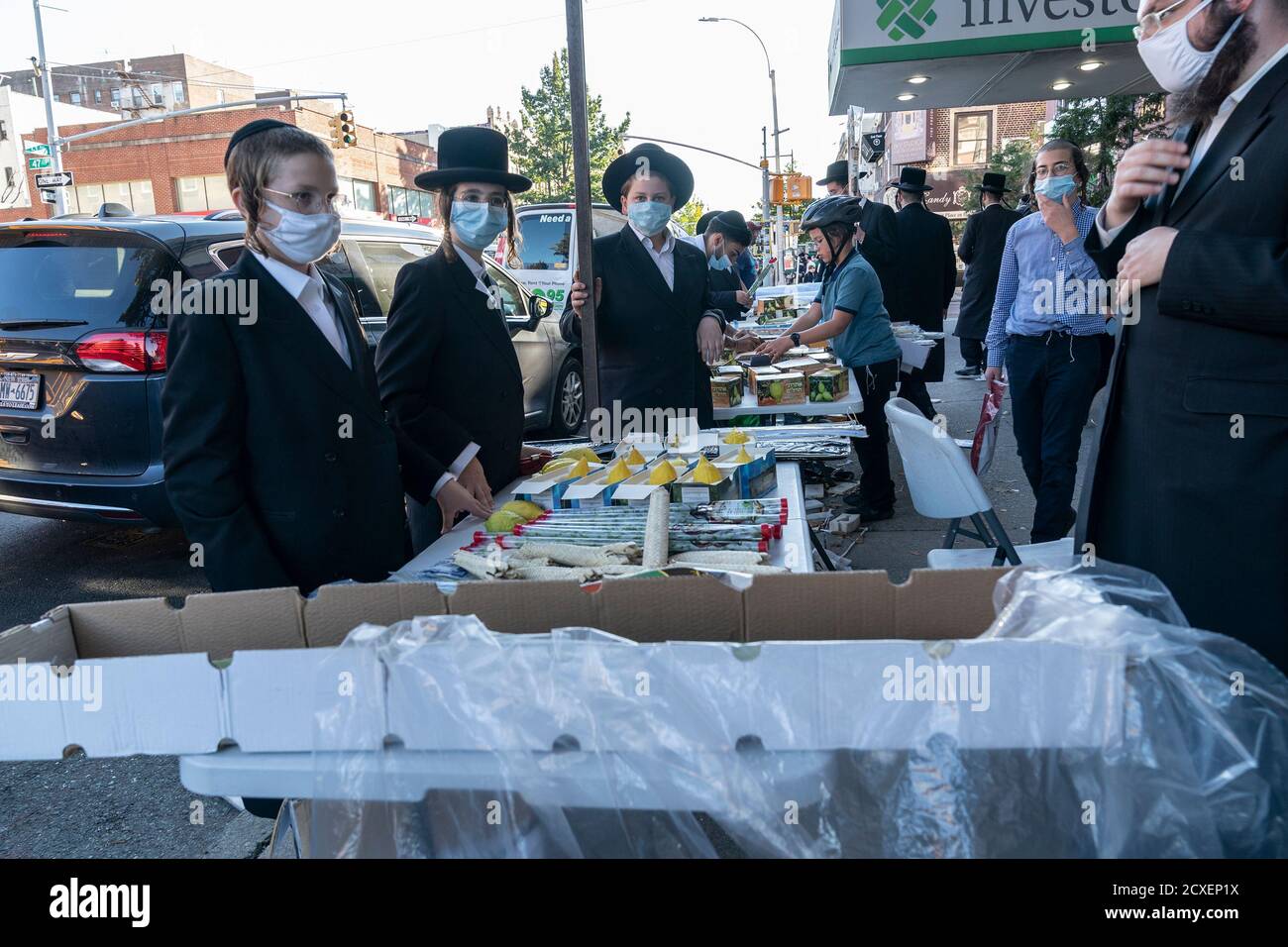NYC cercando di crack down su maschera indossando in zone dove Spike in casi positivi rilevato a Brooklyn, New York il 30 settembre 2020. I funzionari della città preoccupati per i picchi nelle comunità ortodosse prevalentemente ebraiche hanno iniziato a distribuire maschere gratuite e disinfettanti per le mani, nonché volantini per combattere un numero crescente di casi positivi COVID-19. Mentre Sukkot Holiday si avvicina la gente sta comprando gli attributi come le foglie di palma, ramo di salice albero, etrog e maturo, verde, fronte chiuso da un albero di palma di data. (Foto di Lev Radin/Sipa USA) Foto Stock