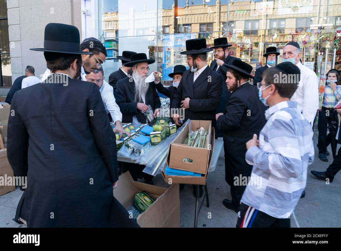 NYC cercando di crack down su maschera indossando in zone dove Spike in casi positivi rilevato a Brooklyn, New York il 30 settembre 2020. I funzionari della città preoccupati per i picchi nelle comunità ortodosse prevalentemente ebraiche hanno iniziato a distribuire maschere gratuite e disinfettanti per le mani, nonché volantini per combattere un numero crescente di casi positivi COVID-19. Mentre Sukkot Holiday si avvicina la gente sta comprando gli attributi come le foglie di palma, ramo di salice albero, etrog e maturo, verde, fronte chiuso da un albero di palma di data. (Foto di Lev Radin/Sipa USA) Foto Stock