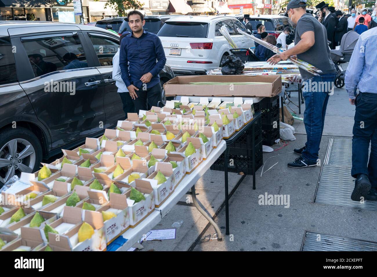 NYC cercando di crack down su maschera indossando in zone dove Spike in casi positivi rilevato a Brooklyn, New York il 30 settembre 2020. I funzionari della città preoccupati per i picchi nelle comunità ortodosse prevalentemente ebraiche hanno iniziato a distribuire maschere gratuite e disinfettanti per le mani, nonché volantini per combattere un numero crescente di casi positivi COVID-19. Mentre Sukkot Holiday si avvicina la gente sta comprando gli attributi come le foglie di palma, ramo di salice albero, etrog e maturo, verde, fronte chiuso da un albero di palma di data. (Foto di Lev Radin/Sipa USA) Foto Stock