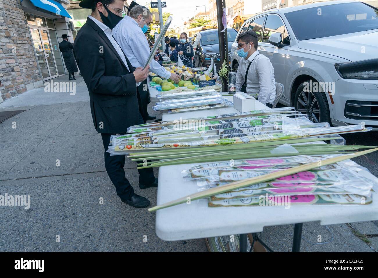 NYC cercando di crack down su maschera indossando in zone dove Spike in casi positivi rilevato a Brooklyn, New York il 30 settembre 2020. I funzionari della città preoccupati per i picchi nelle comunità ortodosse prevalentemente ebraiche hanno iniziato a distribuire maschere gratuite e disinfettanti per le mani, nonché volantini per combattere un numero crescente di casi positivi COVID-19. Mentre Sukkot Holiday si avvicina la gente sta comprando gli attributi come le foglie di palma, ramo di salice albero, etrog e maturo, verde, fronte chiuso da un albero di palma di data. (Foto di Lev Radin/Sipa USA) Foto Stock
