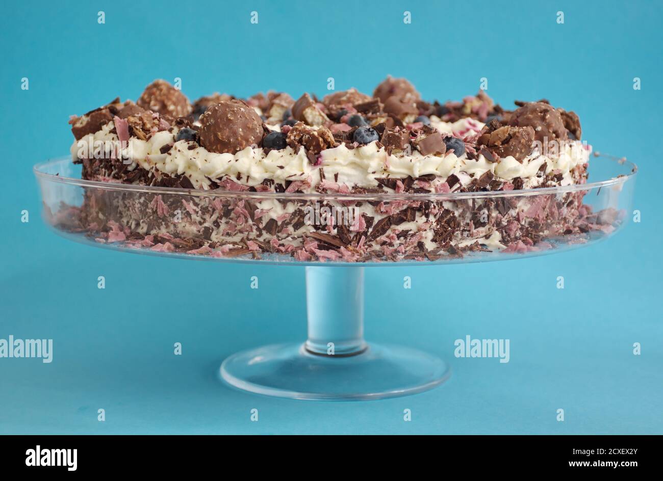 Primo piano di torta al cioccolato su sfondo blu Foto Stock