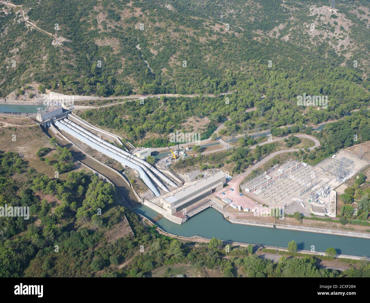 VISTA AEREA. Stazione idroelettrica sulla Durance per Verdon Canal de l'EDF. Saint-Estève-Janson, Bouches-du-Rhône, Francia. Foto Stock
