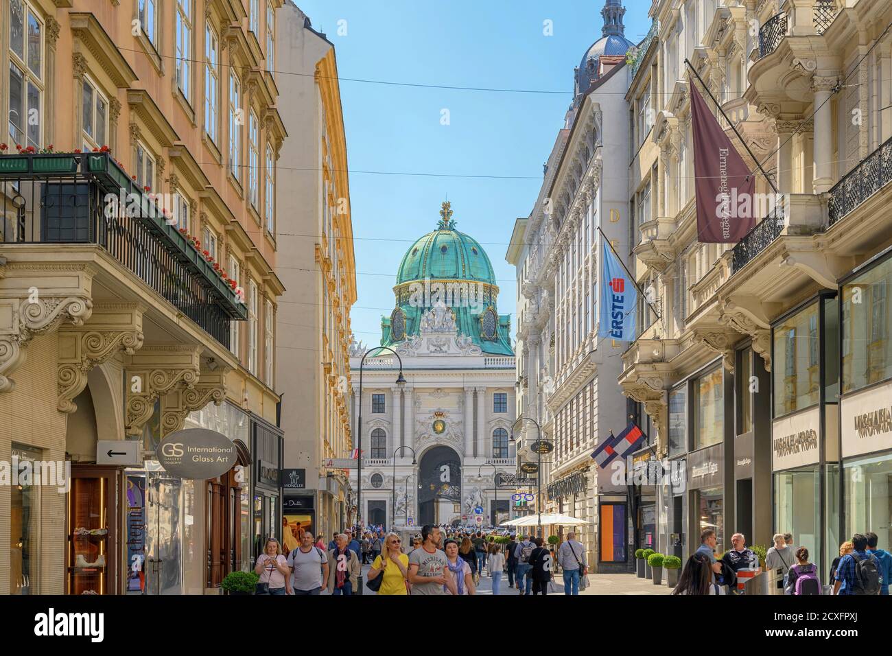 Vienna, Austria - 18 maggio 2019: Vienna, Austria, skyline della città di Graben e Kohlmarkt, via dello shopping Foto Stock