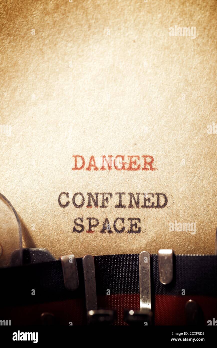 Pericolo frase spazio confinato scritta con una macchina da scrivere. Foto Stock