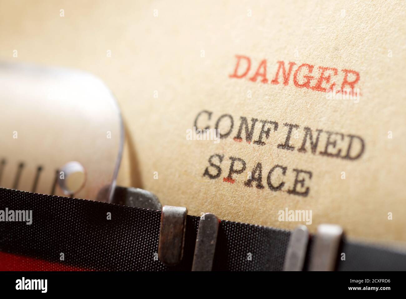 Pericolo frase spazio confinato scritta con una macchina da scrivere. Foto Stock