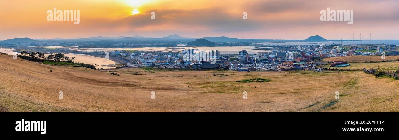 Isola di Jeju Corea del Sud, panorama natura paesaggio tramonto a Jeju città skyline vista da Seongsan Ilchulbong Foto Stock
