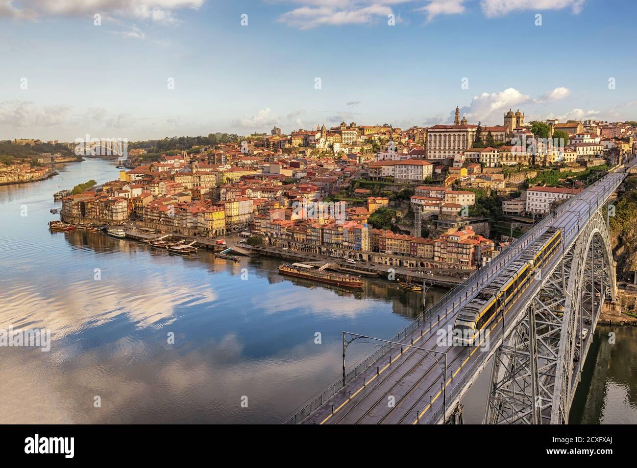 Skyline di Porto Portogallo a Porto Ribeira e fiume Douro E Dom Luis i Bridge Foto Stock