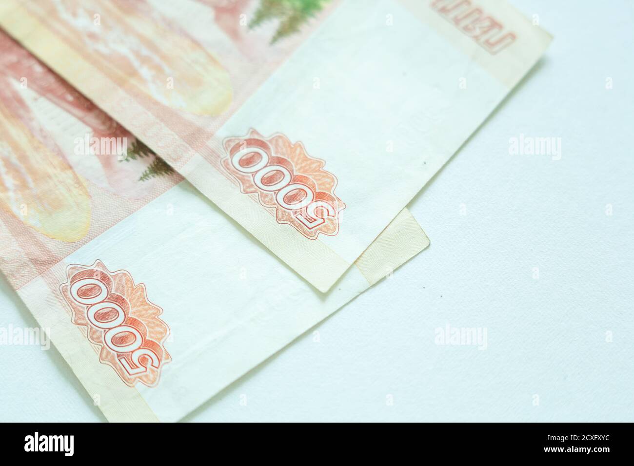 Russo 5000 rubli valuta soldi su sfondo bianco con spazio di copia asa simbolo di affari e di provelocità. Attenzione al numero 5000 sulla banconota rossa Foto Stock