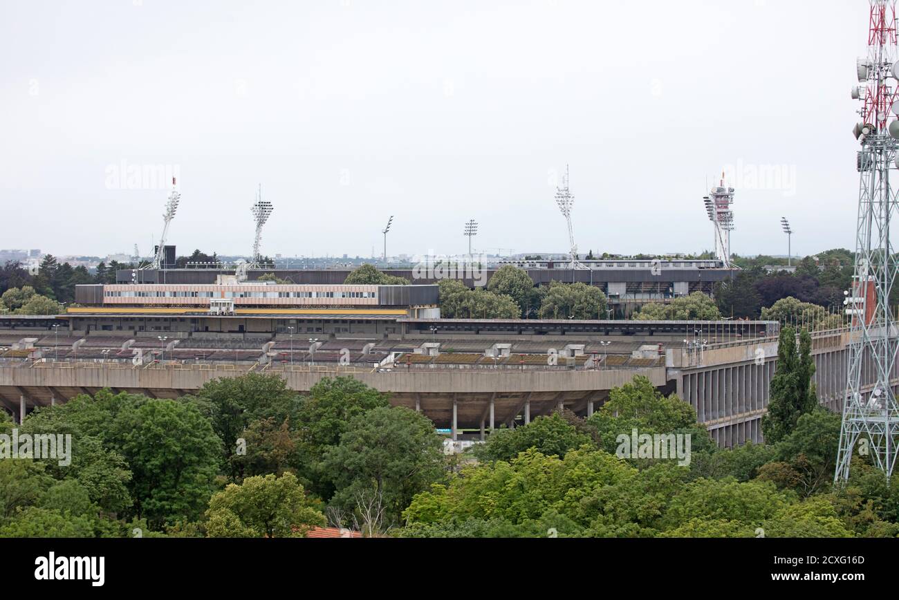 Praga, Repubblica Ceca, l'8 luglio 2020; due stadi a Praga: Il Grande Stadio Strahov e lo Stadio generali Foto Stock