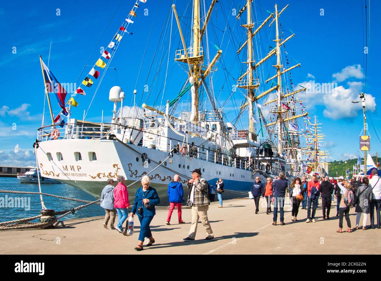 ROUEN, FRANCIA - 8 GIUGNO 2019. Vista dal molo della mostra Armada, le più grandi barche a vela a Rouen sul fiume Senna. Meeting internazionale per i più grandi Foto Stock