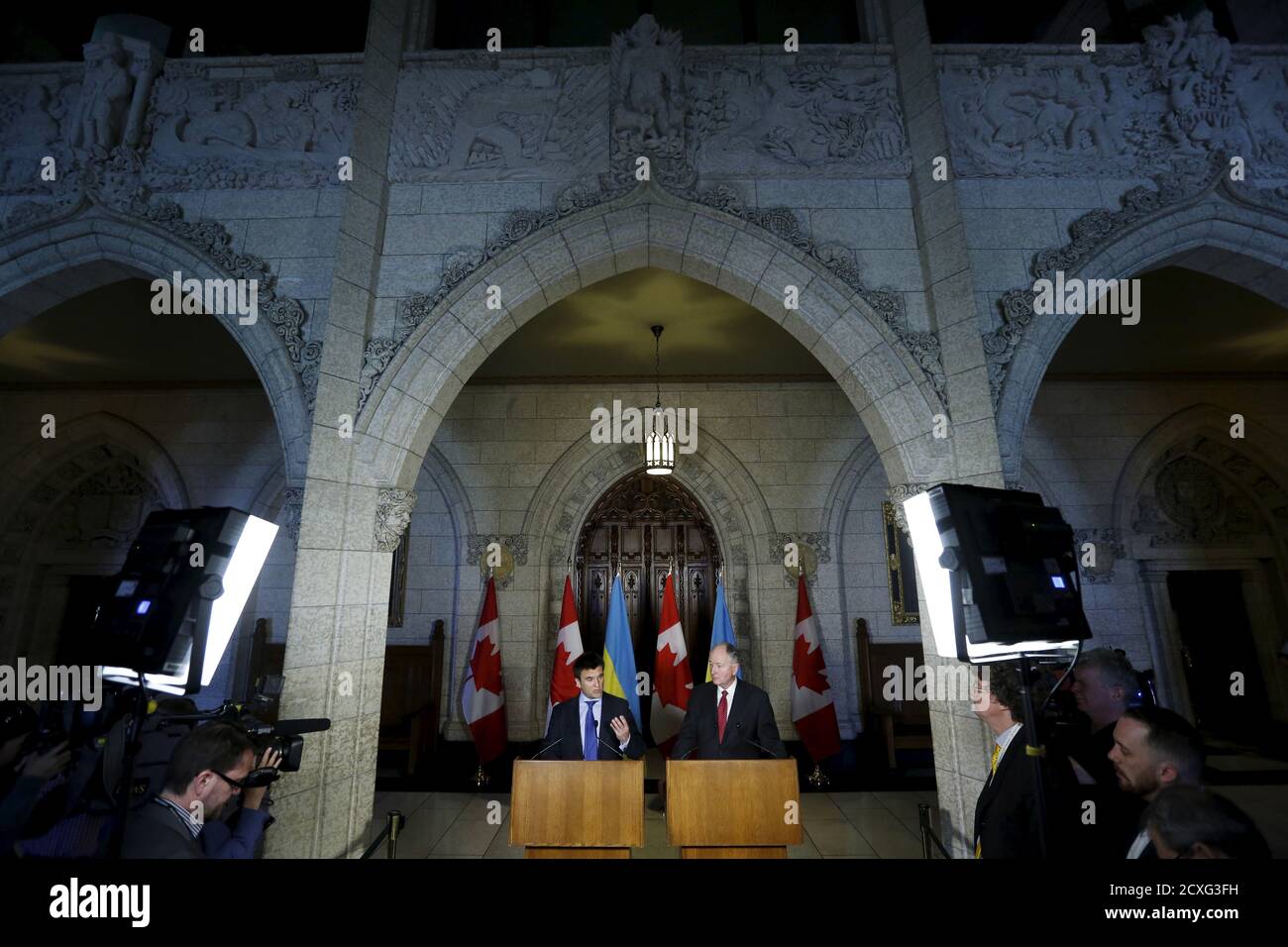 Il Ministro degli Esteri ucraino Pavlo Klimkin (L) parla durante una conferenza stampa con il suo omologo canadese Rob Nicholson sul Parlamento Hill ad Ottawa il 30 aprile 2015. REUTERS/Chris Wattie Foto Stock