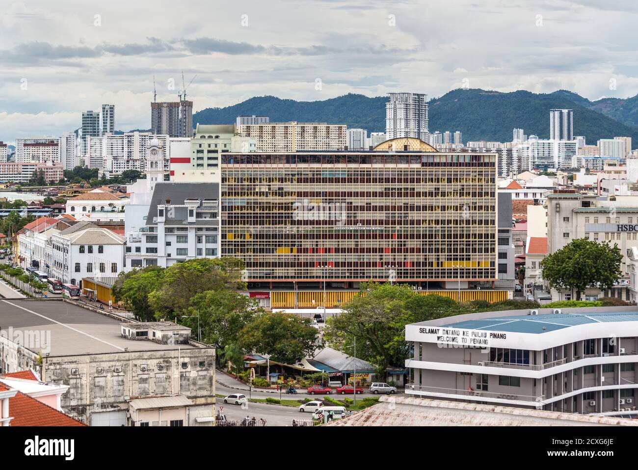 George Town, Penang, Malesia - 1 dicembre 2019: Vista della città di George dalla nave da crociera in tempo nuvoloso. George Town è la capitale e il cit più grande Foto Stock