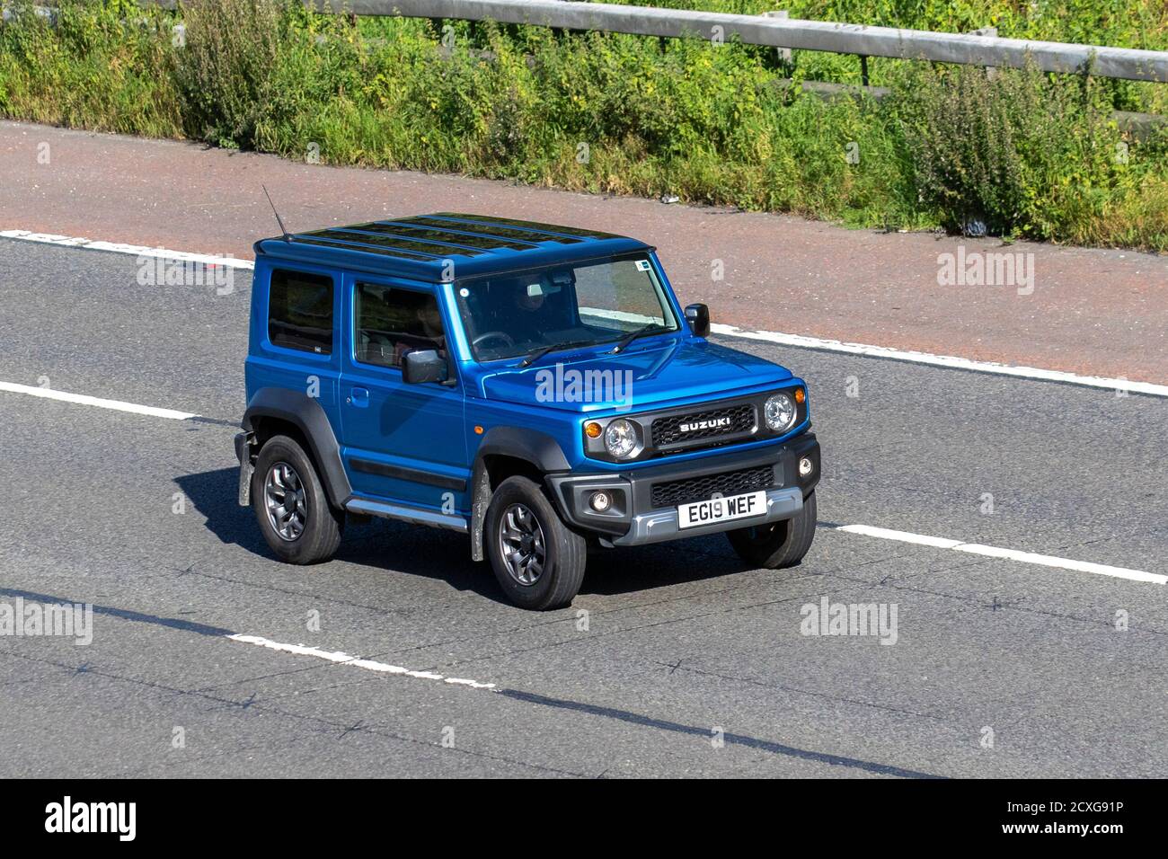 Suzuki Jimmy SZ5 4X4; traffico veicolare, veicoli in movimento, automobili, veicoli in circolazione su strade del Regno Unito, motori, motori sulla rete stradale autostradale M6. Foto Stock