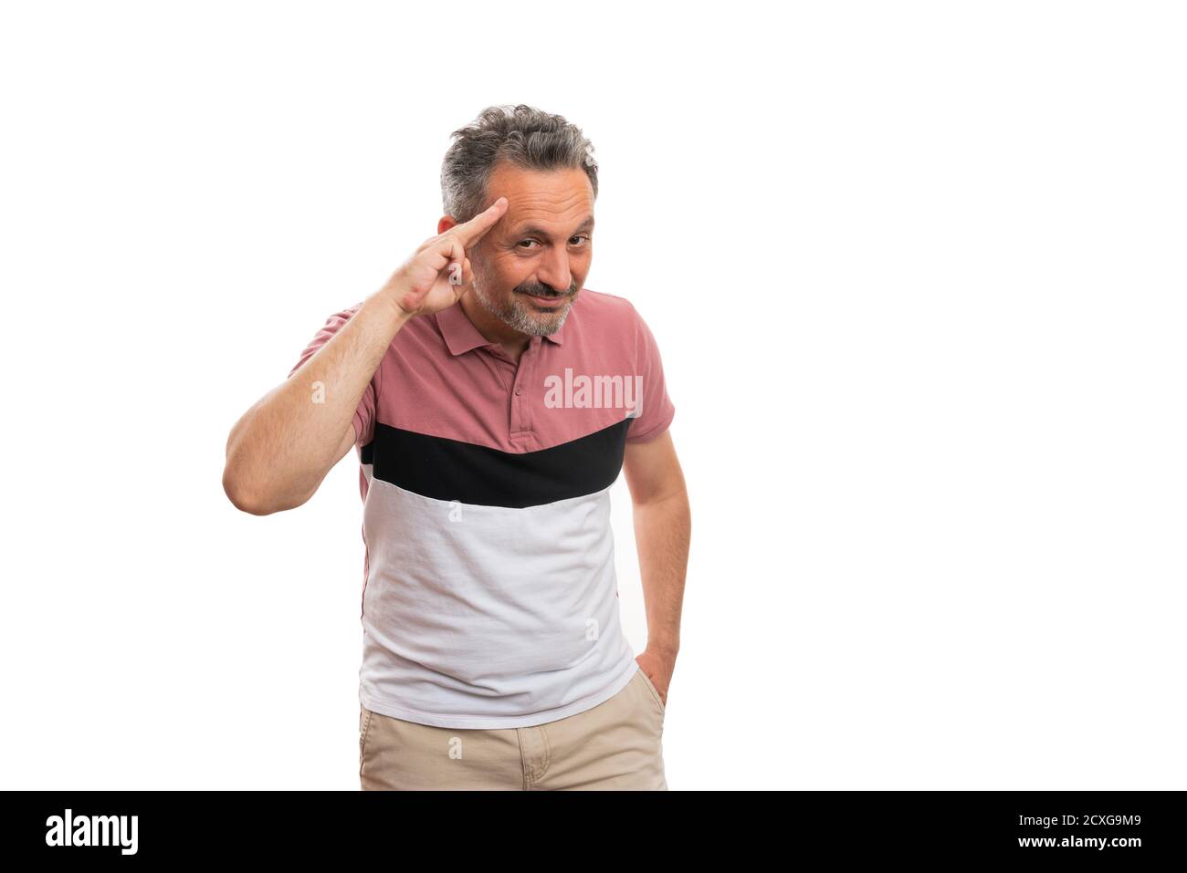 Modello maschile adulto che indossa colorato abito estivo sorridente come fare saluto di saluto militare con la mano al tempio isolato su bianco sfondo studio Foto Stock