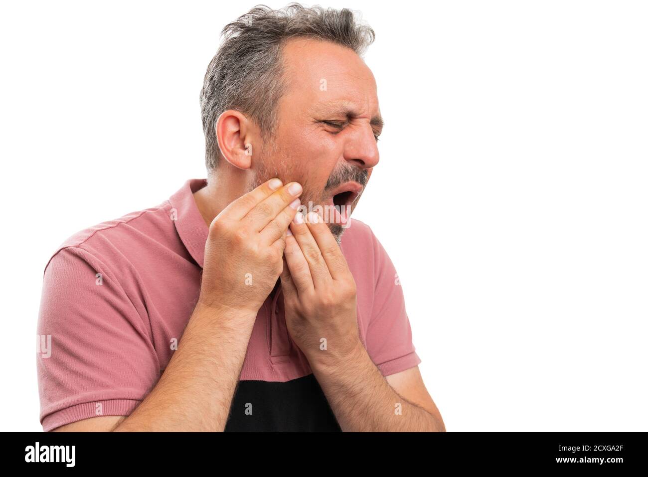 Modello uomo che indossa abbigliamento estivo casual colorato con mal di denti toccando guancia copyspace isolato su sfondo bianco studio Foto Stock