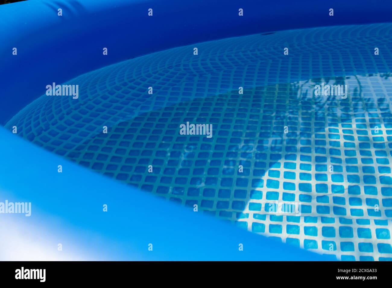 Parte di una piscina gonfiabile blu nel cortile di una casa privata. Foto Stock