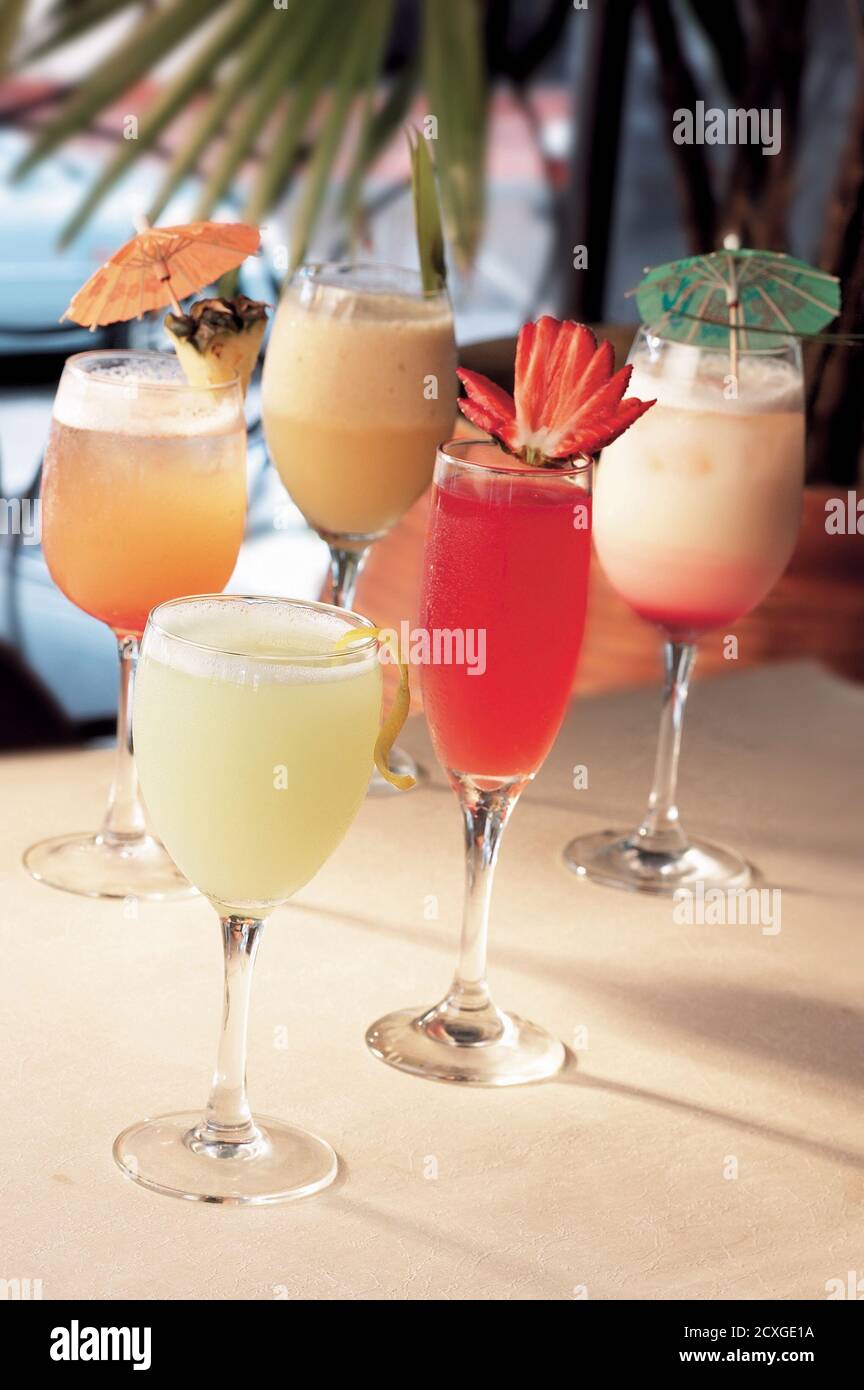 Bicchieri di cocktail di diversi colori Foto Stock