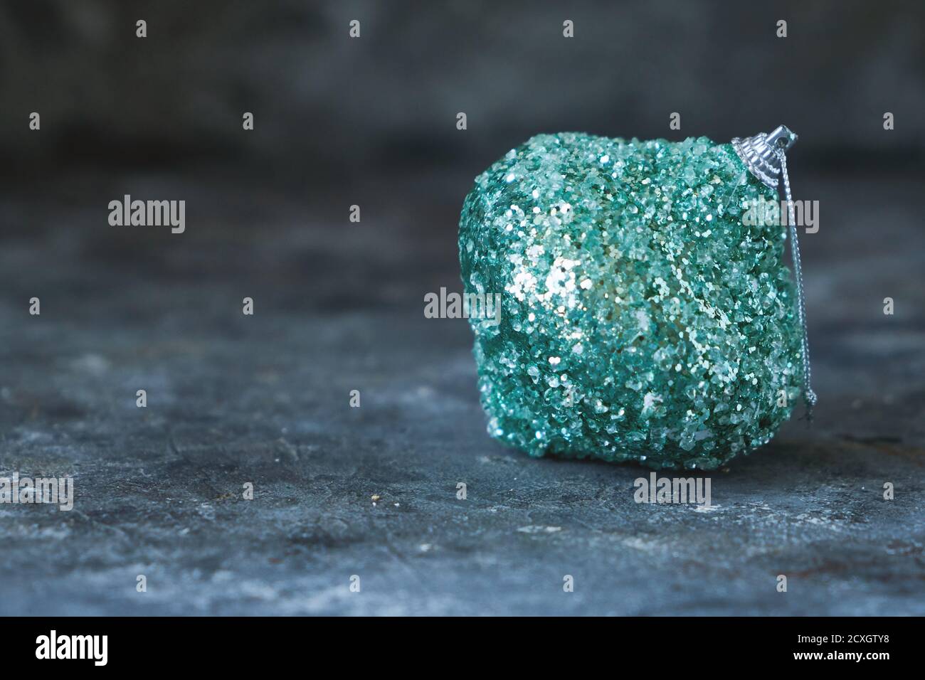 Palla giocattolo verde Natale su sfondo grigio CopySpace Foto Stock