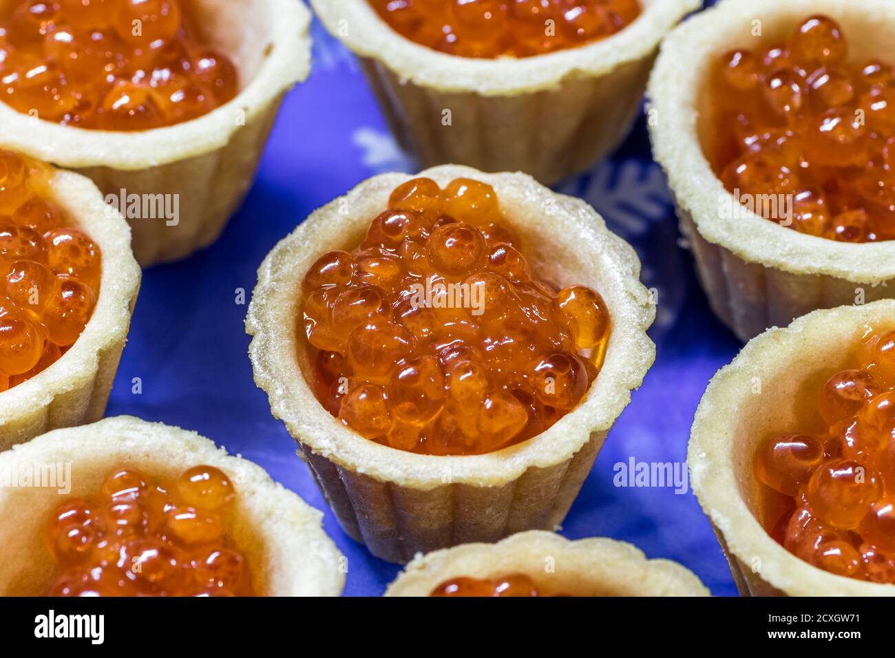 Caviale rosso in cialde sul tavolo da primo piano. Foto Stock