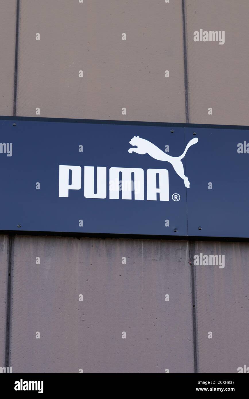 Bordeaux , Aquitaine / Francia - 09 26 2020 : logo puma e segno di testo di  fronte al negozio di abbigliamento per negozi di moda Foto stock - Alamy