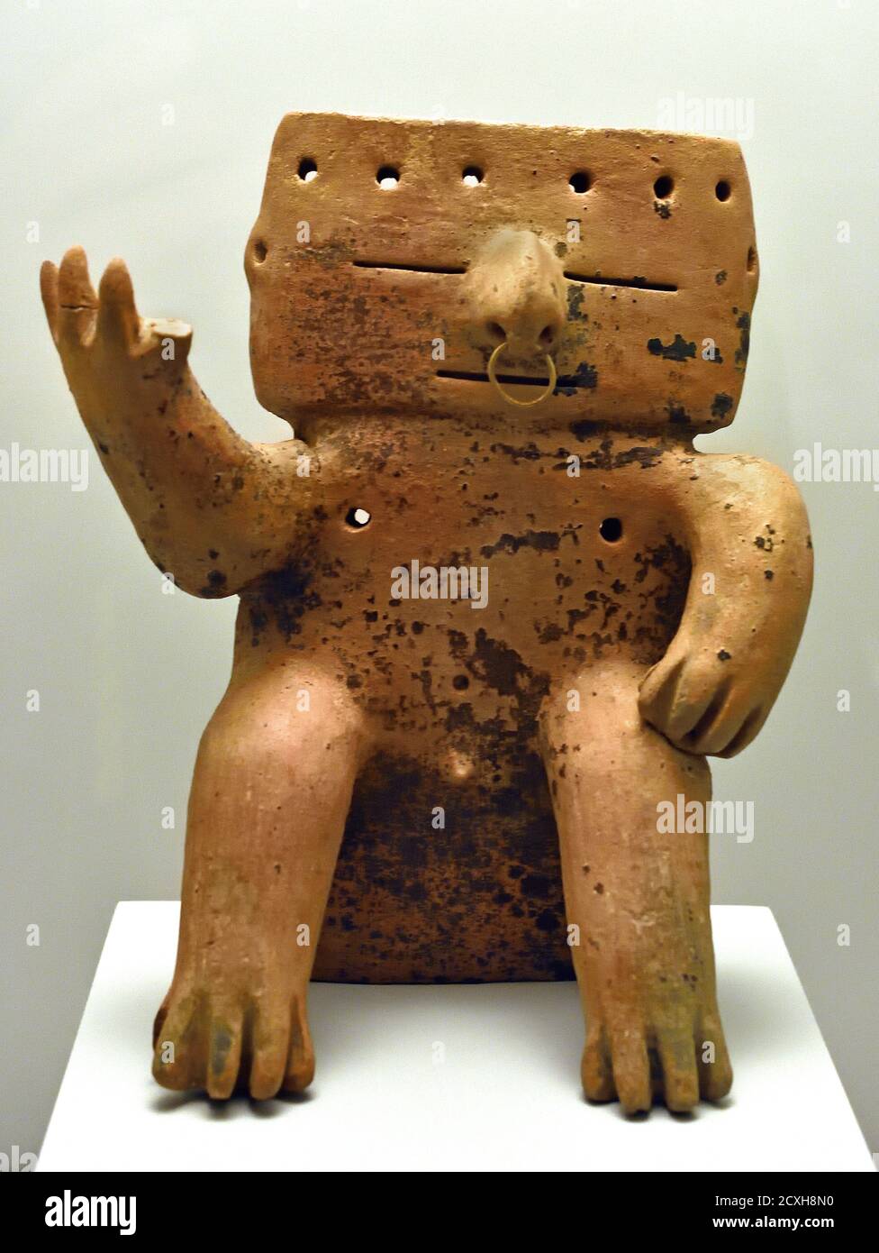 Figura umana seduta con decorazione tumbaga. Ceramica e oro. Cultura Quimbaya.1200-1500 d.C. Colombia, colombiano, America, americano, Foto Stock