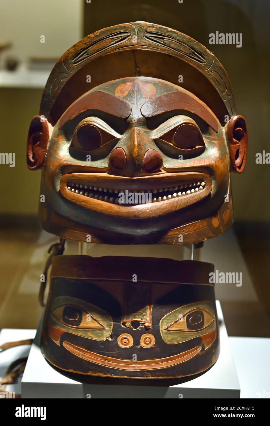 Tlingit o Tlinkit casco e collare a forma umana 18 ° secolo i Tlingit sono un popolo indigeno dell'Alaska, del Nord, America, americano, Foto Stock