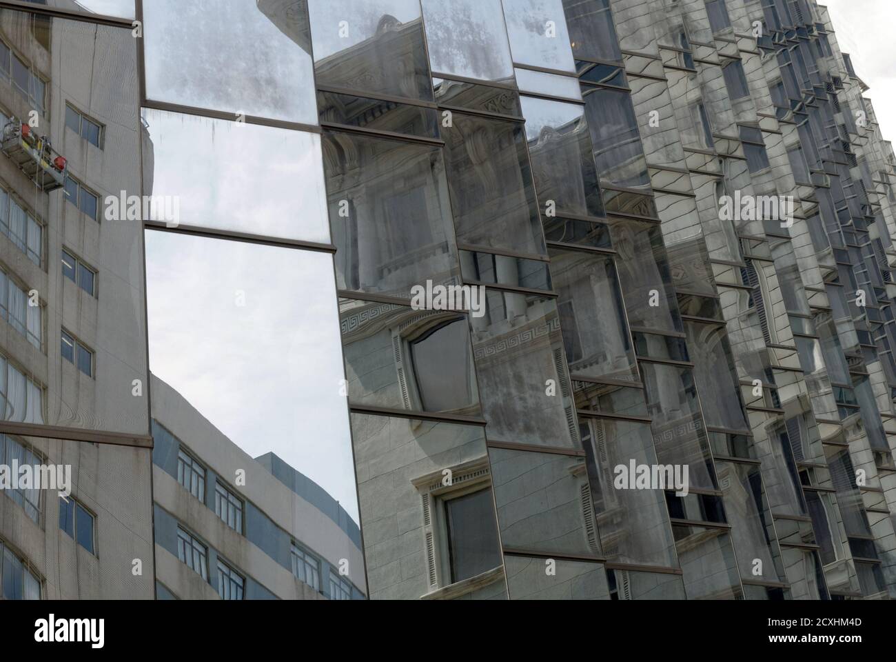 Glass House - moderno edificio di uffici con facciata in cemento - riflessi forti - motivi e angoli interessanti. Immagine in bianco e nero Foto Stock