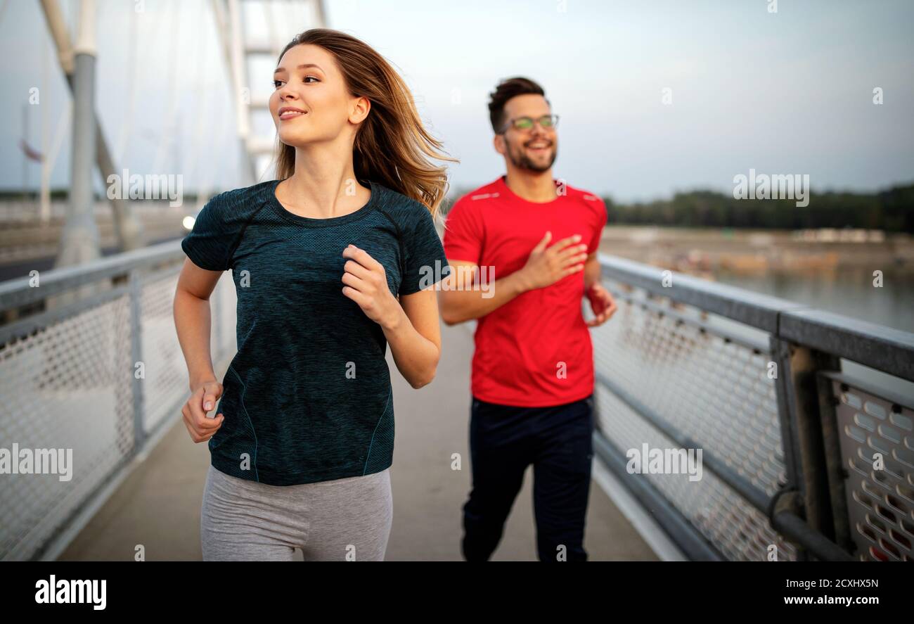 Sport giovane. Giovane uomo e donna jogging all'aperto Foto Stock