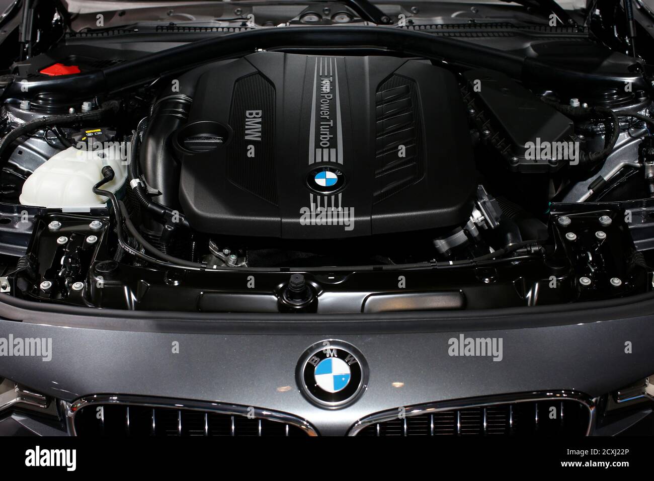 Un motore BMW TwinPower Turbo è visto in un'auto esposta durante il giorno  dei media al Paris Mondial de l'Automobile, 3 ottobre 2014. L'auto show di  Parigi apre le sue porte al