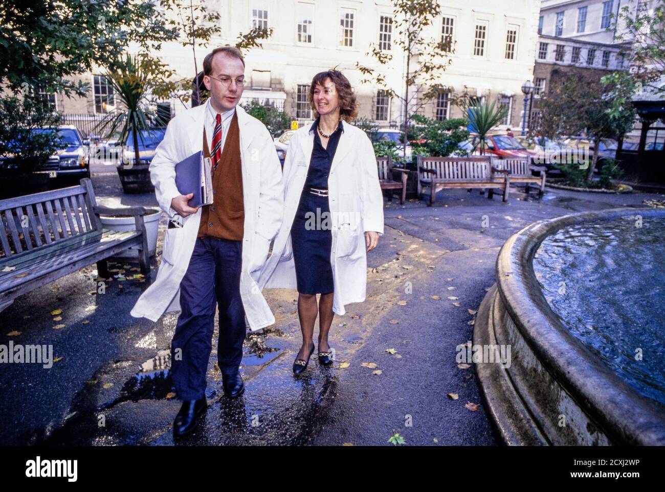 Dottori studenteschi presso l'ospedale St Bartholemew di Londra, dove il futuro di questo tipo di formazione è in discussione. 20 ottobre 1992. Foto: Neil Turner Foto Stock