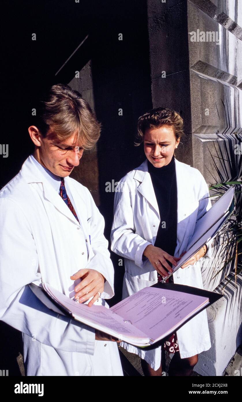 Dottori studenteschi presso l'ospedale St Bartholemew di Londra, dove il futuro di questo tipo di formazione è in discussione. 20 ottobre 1992. Foto: Neil Turner Foto Stock