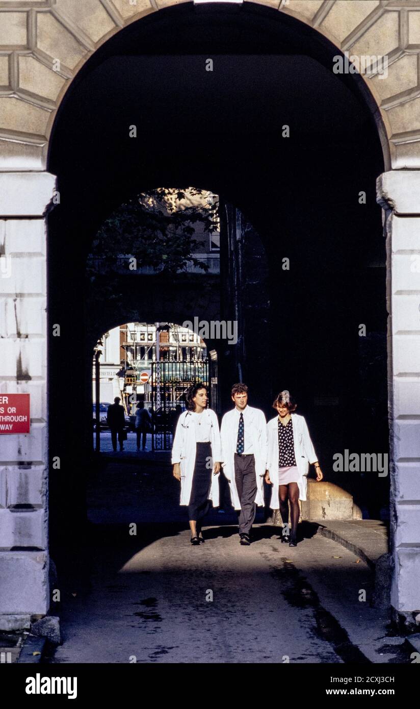 Dottori studenteschi presso l'ospedale St Bartholemew di Londra, dove il futuro di questo tipo di formazione è in discussione. 20 ottobre 1992. Foto: Neil Turner Foto Stock