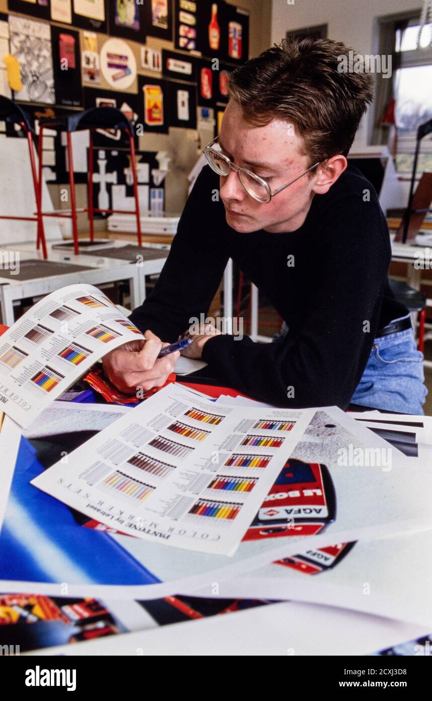 Sesto studente Simon Smith che lavora su un progetto di arte e design NVQ al John Ruskin College di Croydon. 11 gennaio 1993. Foto: Neil Turner Foto Stock