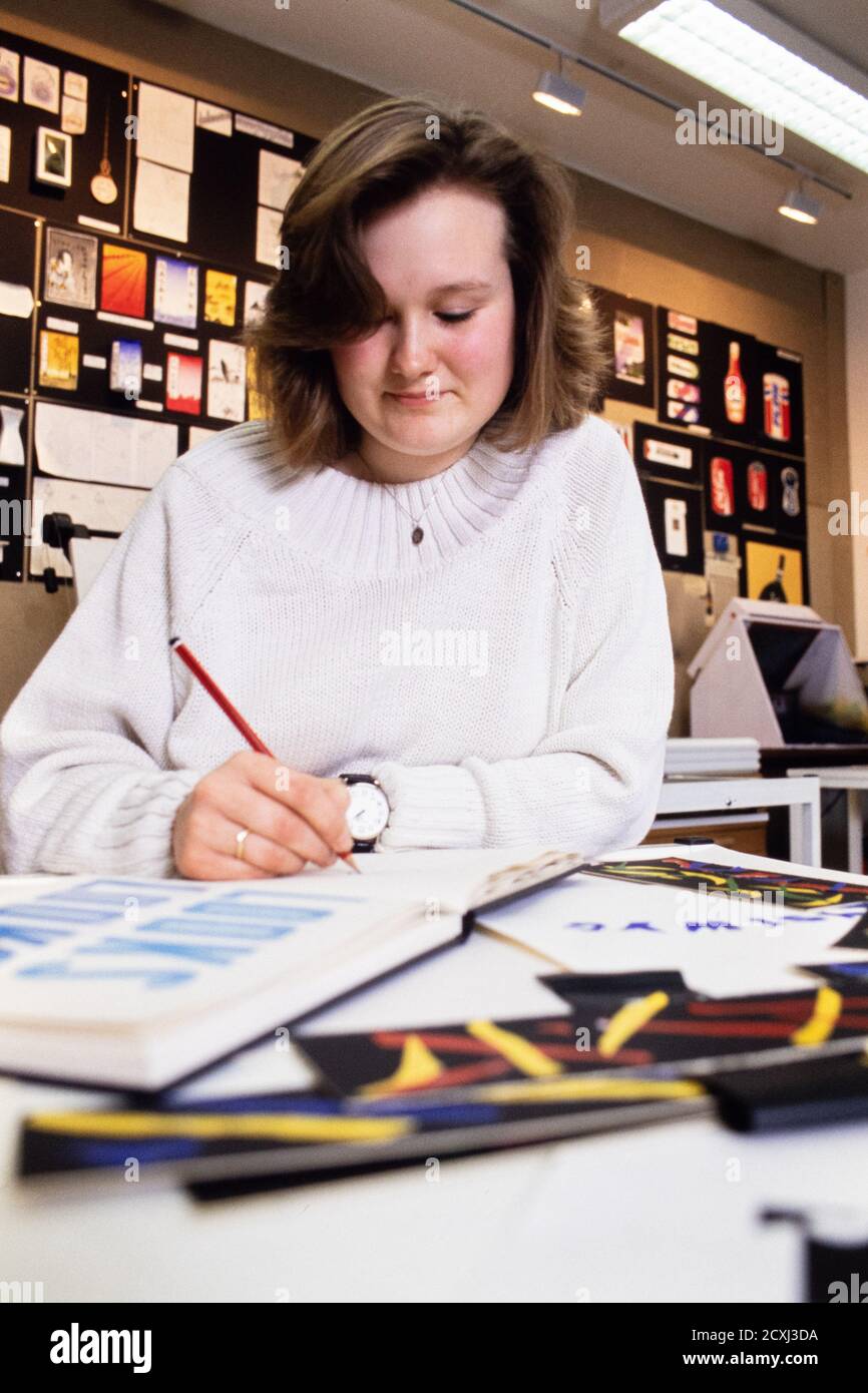 Sesto studente di forma Caroline Ward che lavora su un progetto di arte e design NVQ al John Ruskin College di Croydon. 11 gennaio 1993. Foto: Neil Turner Foto Stock