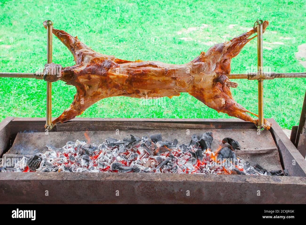 agnello intero o pecora sul barbecue Foto Stock