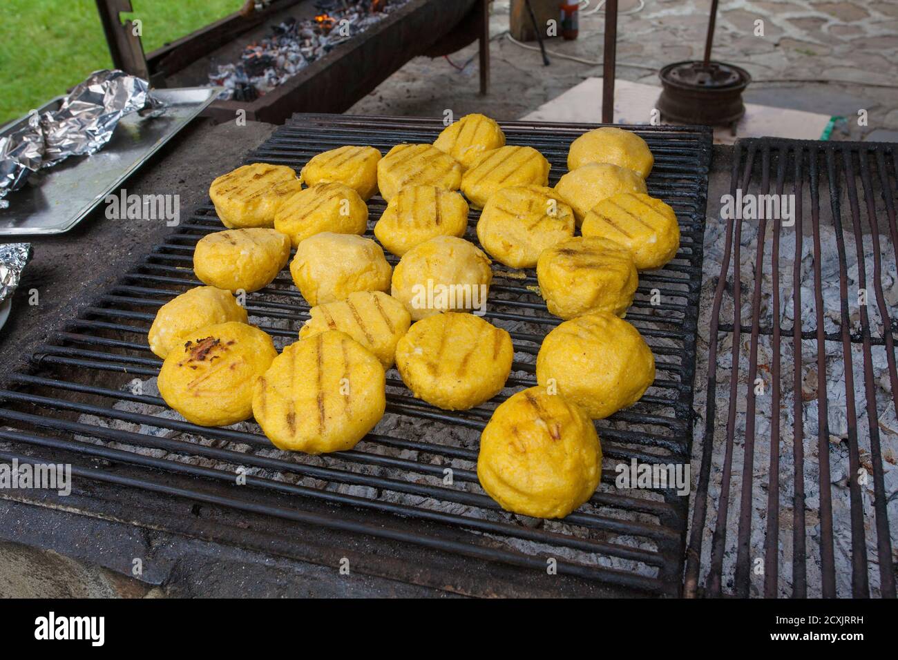 grill bulz. Cucina rumena tradizionale proveniente da polenta alla griglia ripiena di formaggio Foto Stock