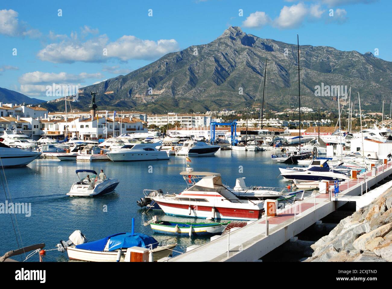 Barche e barche ormeggiate nel porto con la montagna la Concha alle spalle, Puerto Banus, Marbella, Spagna. Foto Stock