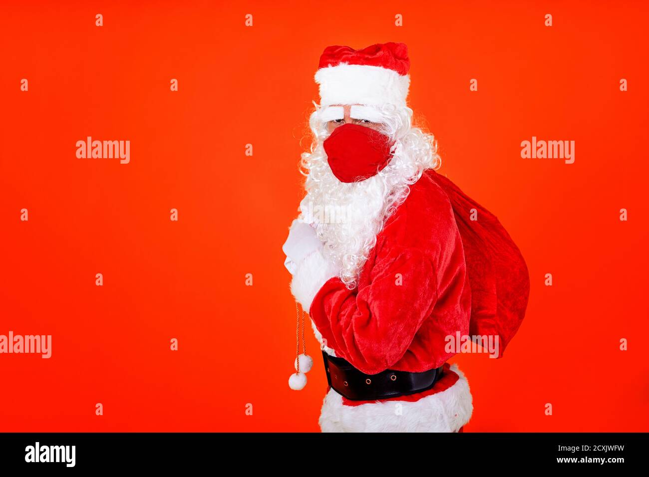 babbo natale indossa una maschera rossa nel covid di Natale 19 ora Foto Stock