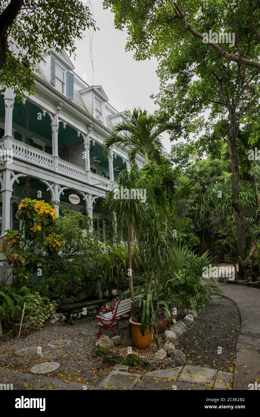 La Dr. Joseph Y. Porter House è una casa storica a Key West, Florida. Si trova in 429 Caroline Street. La costruzione originale è stata costruita nel 1 Foto Stock